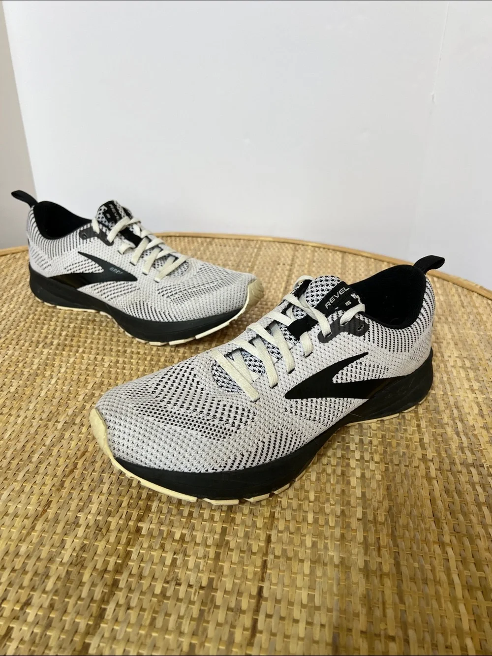 Brooks Revel 5 running shoes white mesh black Women’s 10.5 B